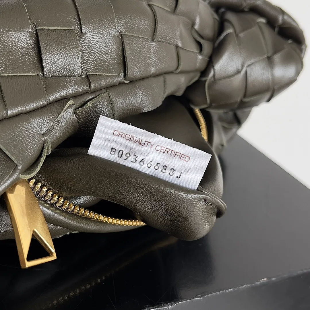 Batch 1120 Bottega veneta͙.——The latest braided and knotted hobo🔥 The top-grade lambskin leather is very soft, the bag shape is unique, practical and durable. It retains the traditional weaving elements while being a bit more flamboyant ~ Made of hand-woven sheepskin, zipper opening and closing, curved seamless structure, effortless to match. Highly recommended⚠️⚠️⚠️ The highest-end in the market🌈 Welcome to compare [Factory equipped with full package] size: 23x15x5cm.   Model: 651876